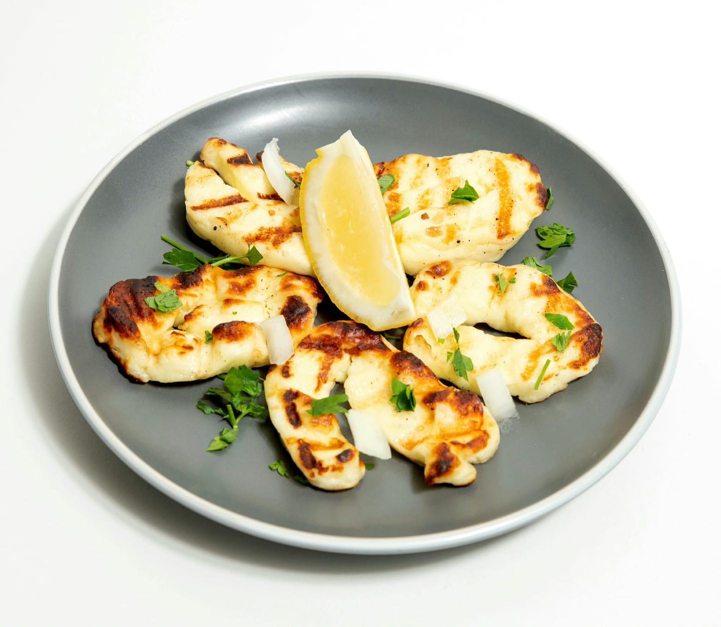 Grilled halloumi cheese with lemon and parsley